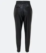 Pantalón jogger negro de material sintético con cintura elástica ajustable con cordón, bolsillos laterales y puños elásticos.