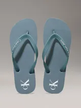 Chancletas Calvin Klein color celeste con logo de la marca en la tira.