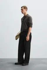 Polo azul marino de punto ligero tejido en hilatura con mezcla de seda y algodón. Cuello solapa con cierre frontal de botonadura, manga larga y acabados en rib.