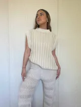 Chaleco tejido con hilo de algodón color beige, con cuello redondo y corte recto.