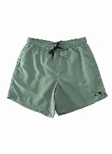 Short de baño color verde oliva, de corte holgado con cintura elástica ajustable con cordón, bolsillos laterales y trasero.