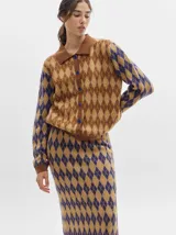 Cardigan de algodón con estampado a rombos en tonos marrones y azules, con cuello tipo camisa y botones frontales.