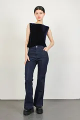Pantalón de jean azul oscuro con corte acampanado y tajo en los laterales.