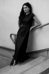 Vestido largo negro con cuerpo ajustado de manga corta y escote redondo en tejido de punto interlock pesado, y falda larga con volumen en tejido liviano de algodón.