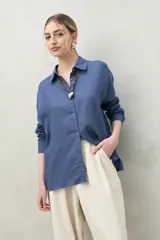 Camisa color rosa claro, de corte clásico y silueta relajada, confeccionada en mezcla de lino y viscosa.