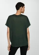 Camiseta verde oscuro de lino, con cuello redondo y mangas cortas.