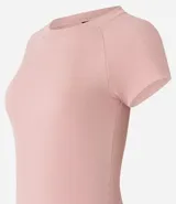 Remera básica de ribana de viscosa, con textura ligera y agradable, cuello redondo y mangas cortas raglán.