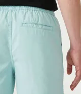 Bermuda celeste de algodón con cintura elástica ajustable con cordón y etiqueta lateral con logo de la marca.