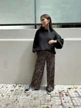 Sweater tejido color blanco, de manga larga con puño.