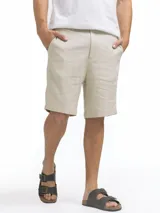 Bermuda de lino color negro, corte recto, con bolsillos laterales y cierre frontal.