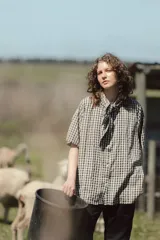 Camisa de algodón a cuadros gingham azul y blanco con estampado de broderie blanco, lazo en el cuello, manga corta y corte oversize.