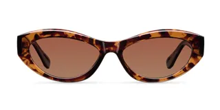 Lentes de sol con montura de acetato color carey (tortoise) y forma ovalada/cat eye. Las lentes son de color marrón polarizadas.