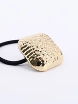 Colero de pelo con adorno cuadrado dorado con textura.