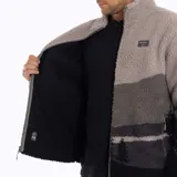 Campera polar de hombre con cierre frontal, cuello alto y bolsillos laterales. Diseño con estampado de montañas en tonos grises y negros.