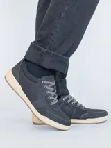 Championes de cuero color marrón con cordones, plantilla Smart Foam® y suela de goma.