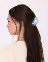 Set de dos broches para el pelo: uno con forma de nube celeste con detalles blancos y otro con forma de gota de lluvia celeste con carita sonriente.