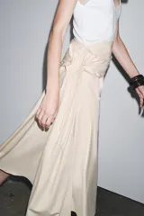 Vestido midi color crema, de escote redondo y tirantes. Tejido combinado a contraste. Detalle de tejido con frunces en lateral.