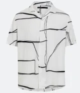 Camisa blanca de corte regular con estampado de líneas geométricas negras, cuello inglés, solapa y abotonadura frontal.