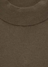 Vestido midi marrón de tejido de punto fino con cuello perkins y abertura lateral.