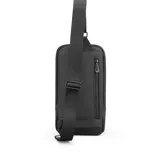 Bandolera negra de poliéster y simil cuero, con diseño ultrafino y ligero. Cuenta con correas reforzadas para uso izquierdo o derecho, bolsillo delantero con velcro, bolsillo trasero antirobo con cierre y espacio para tablets de hasta 7 pulgadas.