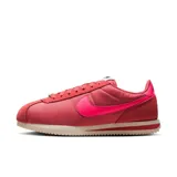 Championes Nike Cortez color rojo con detalles en rosa.