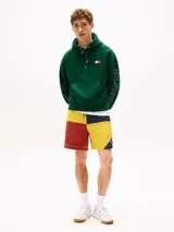 Buzo verde con capucha y cordón distintivo, bolsillo canguro, puños y bajo de punto canalé, logo oversize de Tommy Hilfiger en la manga y la parte trasera, parche con logo de Tommy Hilfiger en el pecho y detalles distintivos de Hilfiger Sailing.