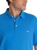 Chomba celeste de piqué de algodón pima peruano, con cuello clásico y tapeta de dos botones.