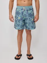 Short de baño celeste con estampado de flores abstractas en azul y amarillo.