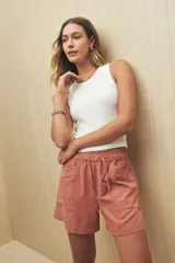 Short color ladrillo, de tiro alto, con elástico en la cintura y cordones ajustables. Cuenta con grandes bolsillos laterales.