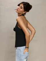 Top negro con escote halter y abertura frontal con detalle de rosa.