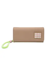 Billetera color beige con cierre de solapa y broche a presión. Presenta un aplique con la palabra 'TRENDY' repetida en rosa y verde. Incluye un llavero de muñeca con cordón verde y rosa.