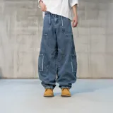 Pantalón de jean azul de corte ultra baggy con bolsillos cargo y detalles desgastados.