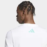 Remera blanca de algodón con cuello redondo y logo de Mercedes AMG Petronas Formula One Team estampado en el pecho.