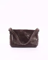 Bandolera de cuero marrón con correa corta y correa larga intercambiables, forro interior y bolsillo con cierre.