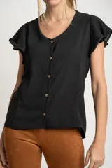 Blusa blanca con escote en V, mangas cortas con volados y cierre frontal con botones.