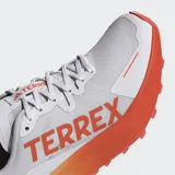 Championes de trail running Adidas Terrex Agravic 3, color blanco con detalles en naranja y gris.