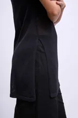 Blusa negra de punto con breteles anchos y corte largo.