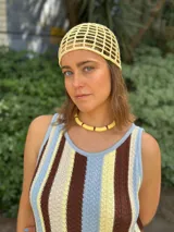 Collar corto compuesto por cuentas de tubo acrílicas en color amarillo, intercaladas con cristales checos pequeños en tono bordó. Cuenta con un cierre de cadena de acero quirúrgico regulable con mosquetón.