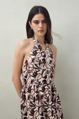 Vestido midi con estampado de hojas, escote halter y falda acampanada.