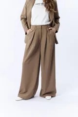 Pantalón de vestir color marrón claro, de corte palazzo, con pinzas en la cintura y bolsillos laterales.