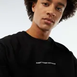 Camiseta negra de manga corta con cuello redondo y estampado blanco con la leyenda 'East Coast Records' en el pecho.