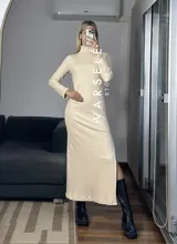 Vestido midi marrón de morley grueso, corte ajustado, cuello alto y mangas largas.