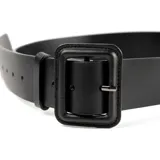 Cinturón negro de cuero vacuno de 4,5 cm de ancho con hebilla cuadrada forrada en el mismo material.