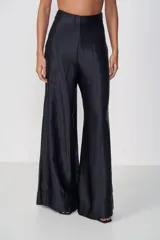Pantalón palazzo negro de tiro alto y corte amplio.