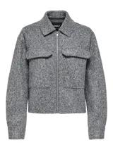 Chaqueta corta gris jaspeado con cuello alto, hombros caídos, cierre frontal con cremallera, bolsillos y puños con botón.