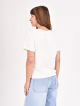 Remera blanca de corte recto y mangas cortas.