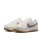 Championes Nike Cortez Leather color crema con detalles en gris y suela color caramelo.