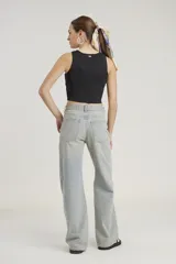 Blusa de punto sin mangas, de corte ajustado y diseño ligero, ideal para combinar.