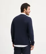Suéter azul marino de tejido de punto liso, con cuello V y mangas largas.