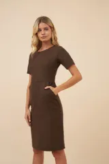 Vestido marrón de lana fina, corte a la rodilla, con cuello redondo, mangas cortas y bolsillos laterales.